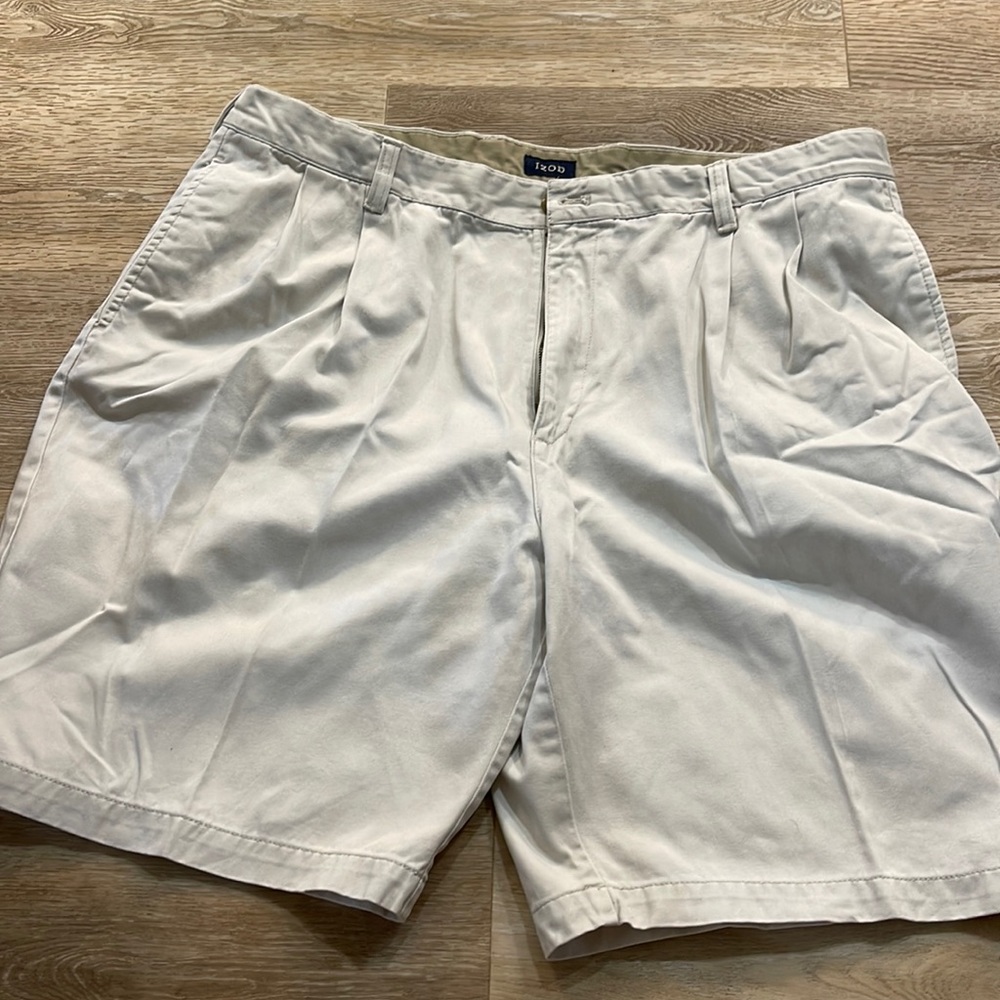 Men’s pleated IZOD khaki shorts